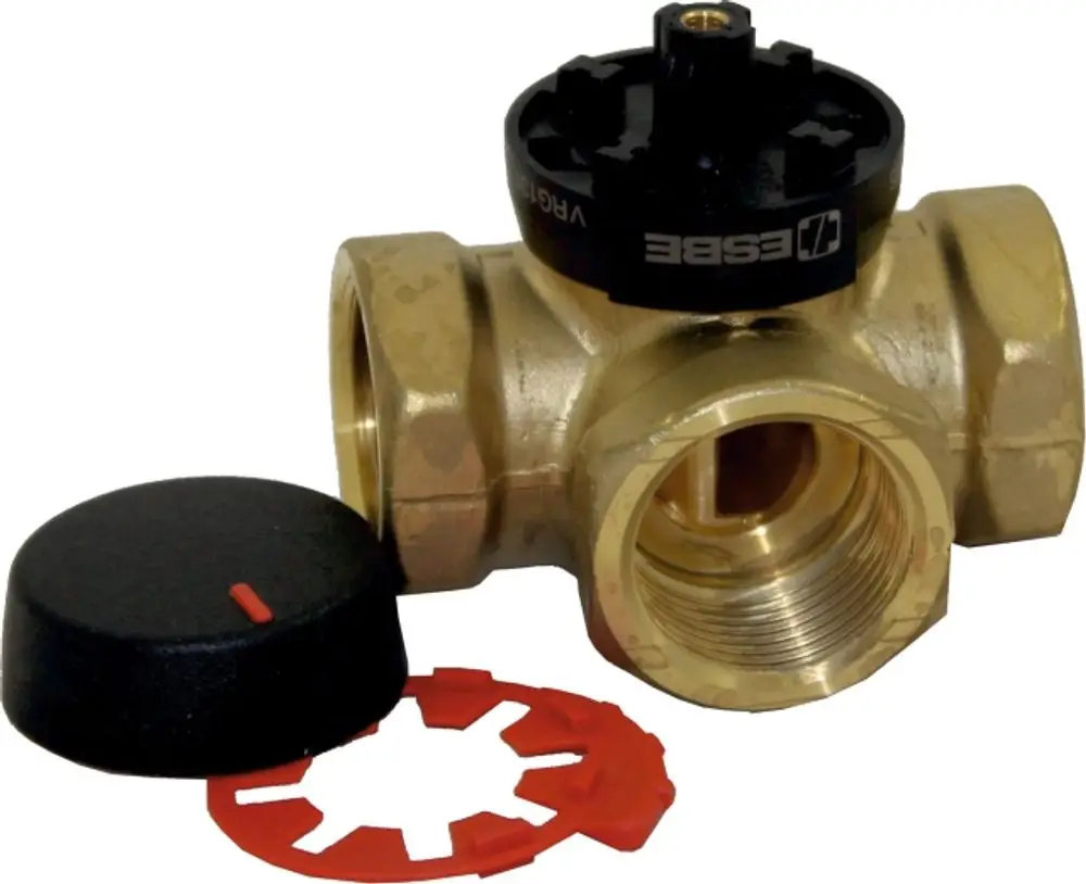 Dreiwegemischer aus Messing mit schwarzem Deckel und roter Dichtung. Produkt von Wolf, zur Regelung von Wassermengen in Heizungs- oder Kühlsystemen.